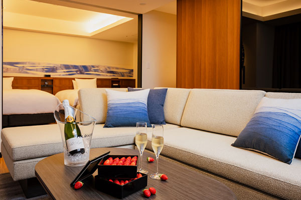 テーブルに並べられたシャンパン1本とフレッシュ苺の写真です。