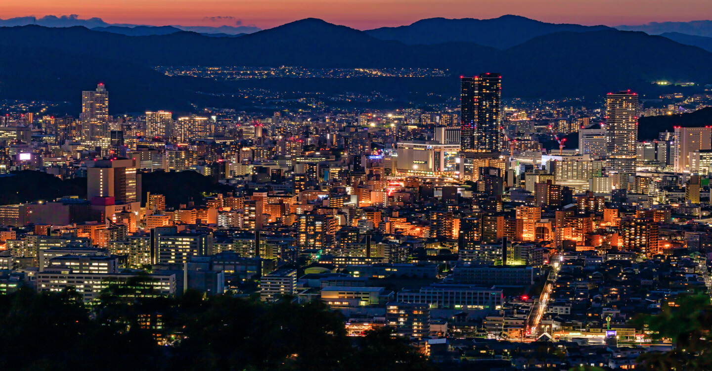 写真：広島の夜景。ビルなどが光輝いている。