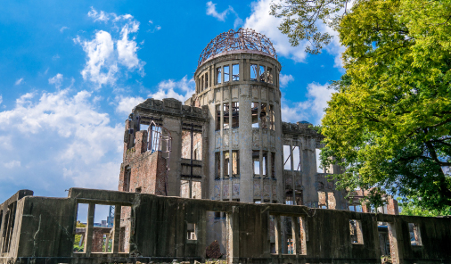 写真：緑あふれる公園の中に建つ原爆ドーム