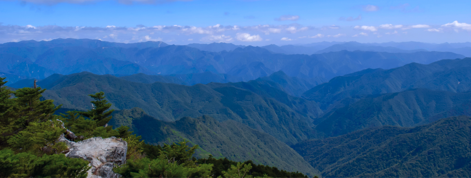 写真：弥山からの山並みと澄んだ青空