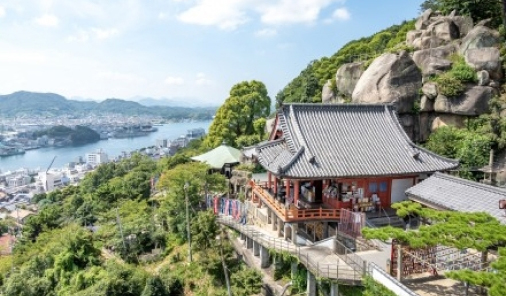 奥には尾道の市街地が見える千光寺