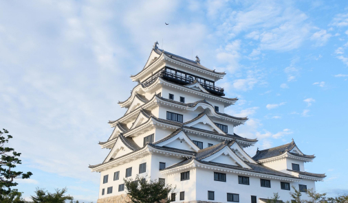 写真：白い壁と黒い屋根が美しい福山城