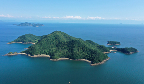 鞆の浦に浮かぶ、緑の自然が美しい仙酔島