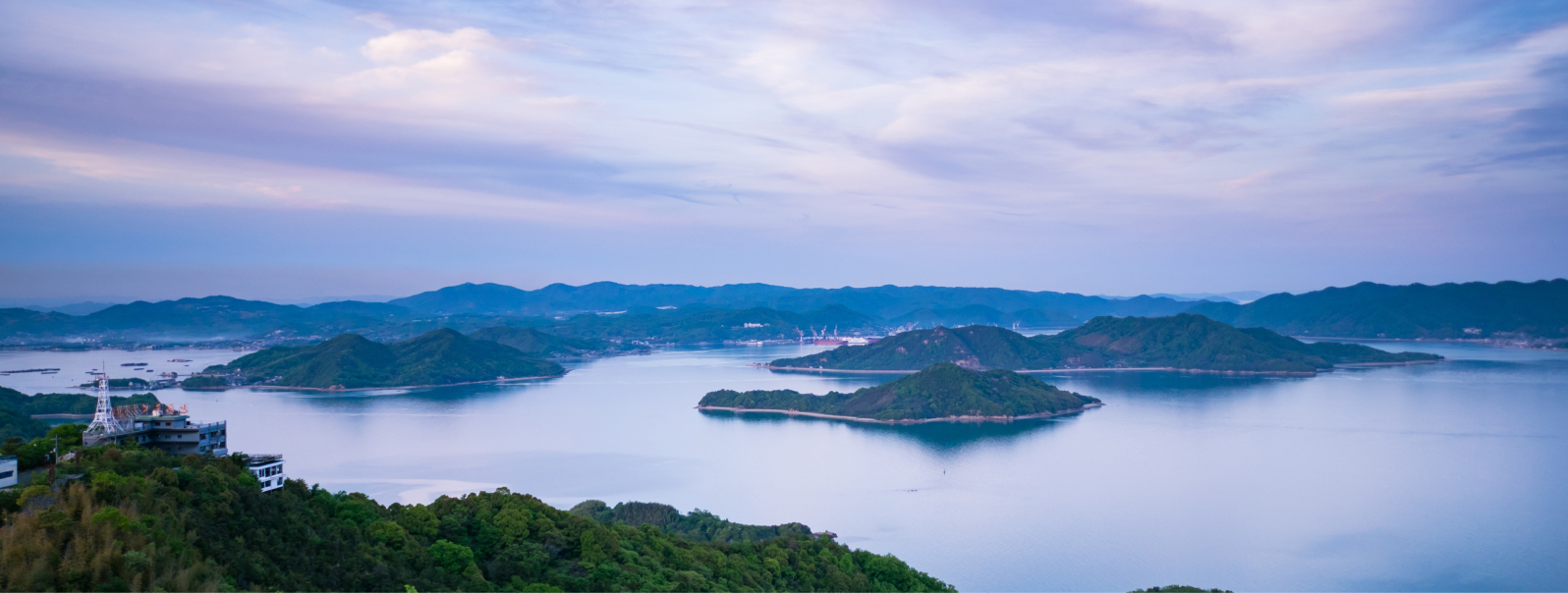 写真：向島の高見山展望台から見える、瀬戸内海の島々や緑の山々