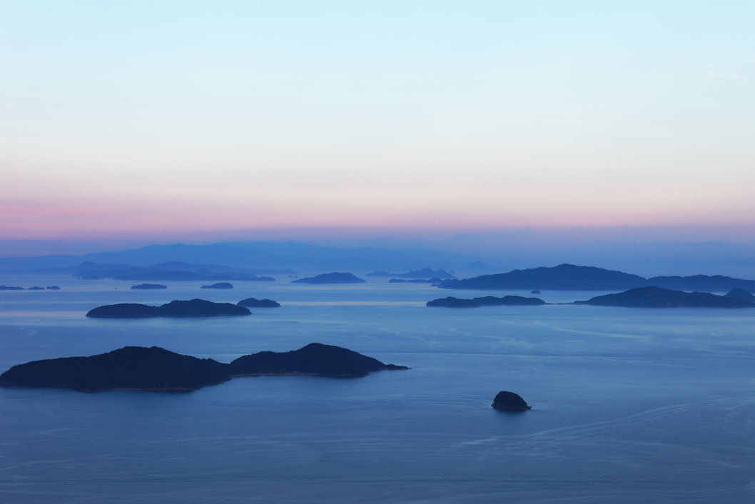 写真：瀬戸内海の青い空と海